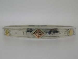 Cross pattern bangle